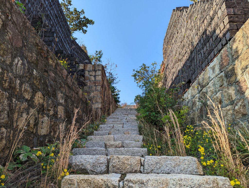 犬島精錬所美術館の小路の階段