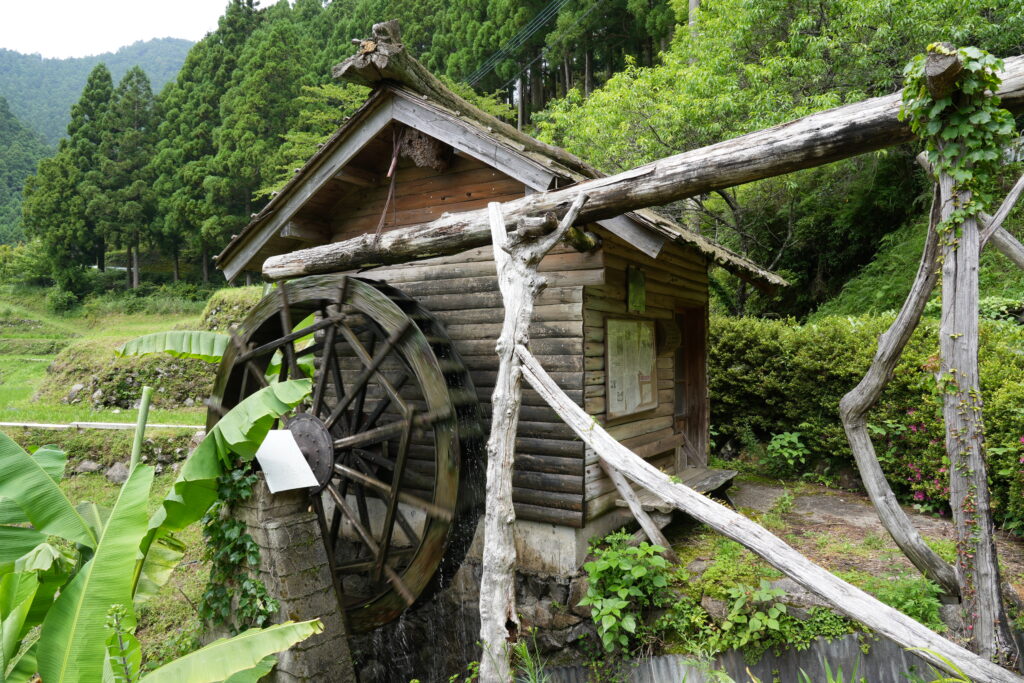 樫原の棚田の水車